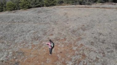 Hava: Çift, dağlardaki hiking seyahat ve özgürlük, ilham verici açık havada panoramik, yürüyüş backpackers drone uçuş kar manzara manzara Alps şapkalı ortaya koymaktadır. Ağır çekim.
