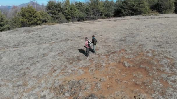 Antenn Par Vandring Bergen Backpackers Promenader Utomhus Panoramautsikt Inspirerande Resor — Stockvideo