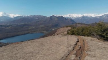 Hava: orman valley Gölü, Şapkalı kar dağ silsilesi havadan görünümü Alplerin üzerinde üzerinde uçan uçak mavi gökyüzü, Turin, İtalya temizleyin.