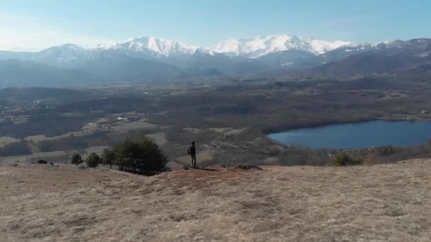 女子徒步上山 背包客漫步在户外全景 鼓舞人心的旅行和自由 无人驾驶飞机的飞行揭示了冰雪覆盖的阿尔卑斯风景 慢动作 — 图库视频影像