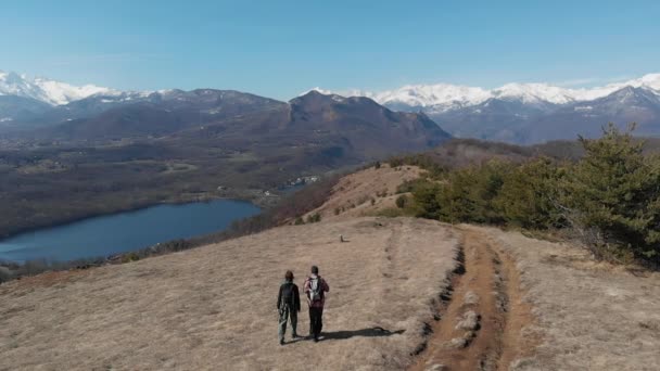 Aerea Escursioni Coppia Montagna Backpackers Camminando All Aperto Vista Panoramica — Video Stock