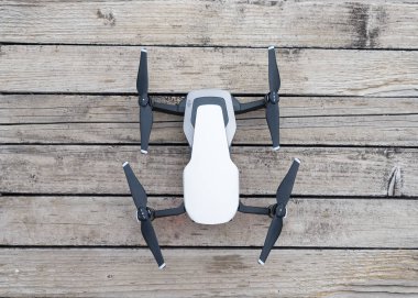 ahşap arka plan üzerinde yeni ile DJI indeks işlem Mavic hava uçak.