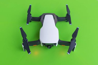 İle DJI indeks işlem Mavic hava robot yeşil arka plan, ön kamera tarih seçici odak üzerinde.