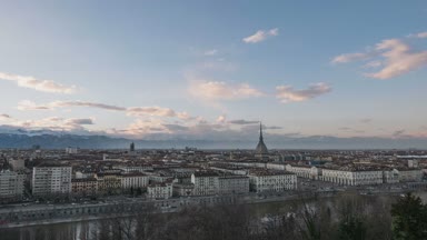 Turin zaman atlamalı, gün gece zaman atlamalı, Torino, İtalya, manzarası ile Alpler, alacakaranlık tahrik doğal şehir ışıkları üzerinde dramatik gökyüzü için. Seyahat hedef, tarihi kent, havadan görünümü.