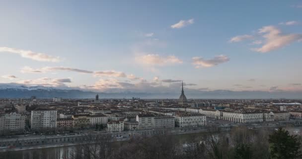 トリノ時間経過 アルプス 夕暮れをオン風光明媚な街の明かりの劇的な空とトリノ イタリア スカイラインで夜時間の経過する日 旅行先 歴史的な町 上からの眺め — ストック動画