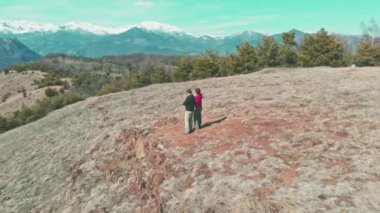 Hava: Çift, dağlardaki hiking seyahat ve özgürlük, ilham verici açık havada panoramik, yürüyüş backpackers drone uçuş kar manzara manzara Alps şapkalı ortaya çıkarır 