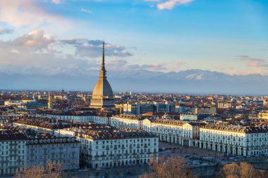 Gün batımında Turin manzarası. Torino, İtalya, panorama cityscape Mole Antonelliana şehri ile. Renkli gökyüzü ışık ve dramatik.