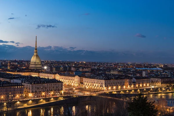 Turijn skyline op de schemering, Torino (Italië), panorama stadsgezicht met de Mole Antonelliana over de stad. Mooie kleurrijke licht en dramatische hemel. — Stockfoto