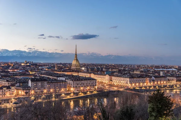 O horizonte de Turim ao entardecer, Torino, Itália, paisagem urbana panorâmica com o Mole Antonelliana sobre a cidade. Luz colorida cênica e céu dramático . — Fotografia de Stock