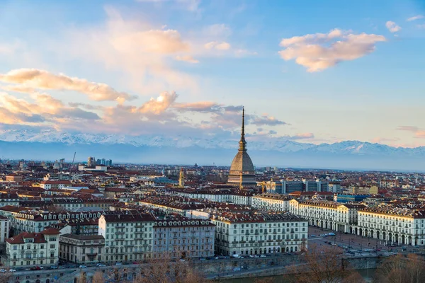 Skyline di Torino al tramonto. Torino, Italia, panorama della città con la Mole Antonelliana sulla città. Luce scenica colorata e cielo drammatico . — Foto Stock