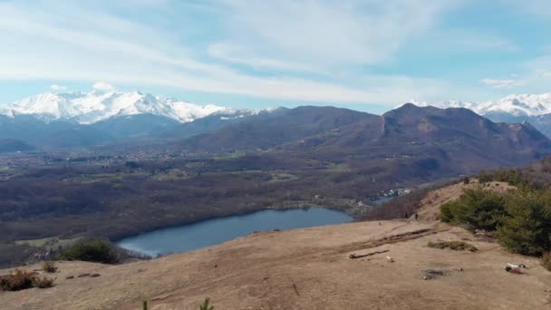 Antenowe Drone Rozwodzenie Się Nad Jezioro Dolinie Lasu Widok Ośnieżone — Wideo stockowe