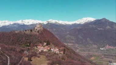 Hava: orman üzerinde uçan uçak şapkalı kar dağlar ve Sacra di San Michele (Saint Michel Abbey) üstüne, Turin, İtalya ortaya çıkarır