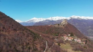 Hava: orman üzerinde uçan uçak şapkalı kar dağlar ve Sacra di San Michele (Saint Michel Abbey) üstüne, Turin, İtalya ortaya çıkarır