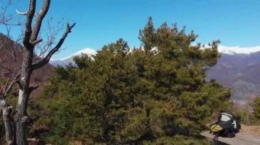 Hava: dron ormandan artan kar dağlar ve Sacra di San Michele (Saint Michel Abbey) üstünde tepe, Turin, İtalya turu ortaya çıkarır