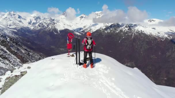 逆境を征服 成功を達成する山の頂上 スキーツアー登山雪の山 アルプスのパノラマの景色のハイカー — ストック動画