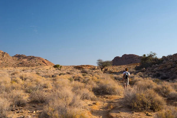 Uma pessoa caminhando no deserto da Namíbia, Parque Nacional Naukluft, Namíbia. Aventura e exploração em África. Céu azul claro . — Fotografia de Stock