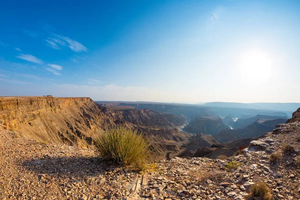 Fish River Canyon, pintoresco destino turístico en el sur de Namibia. Última luz del sol en las cordilleras. Vista angular amplia desde arriba . — Foto de Stock