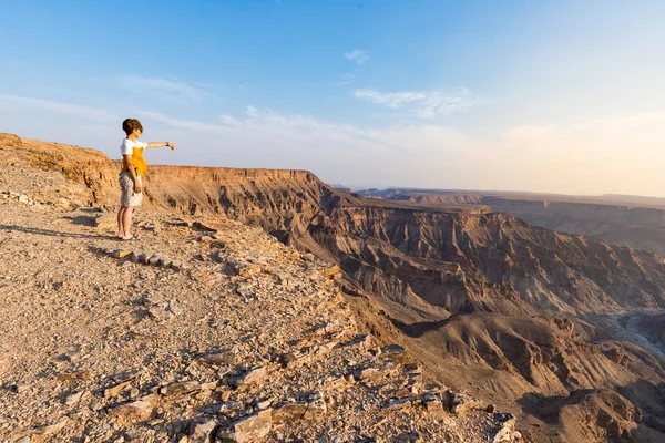 Balık River Canyon, doğal seyahat hedef Güney Namibya bakarak bir kişi. Gün batımında geniş görünüm. Yolculuk tutkusu seyahat insanlar. — Stok fotoğraf