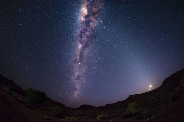 Звездное небо и арка Млечного Пути с луной в пустыне Намиб в Намибии, Африка. Малое Магелланово Облако с левой стороны . — стоковое фото
