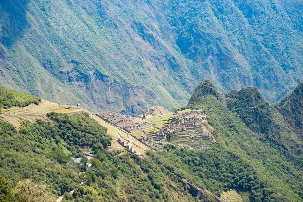 Machu Picchu terraços vista íngreme de cima para Urubamba vale abaixo. Peru destino de viagem, turismo lugar famoso . — Fotografia de Stock