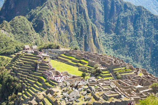Machu Picchu terrazas vistas empinadas desde arriba hasta el valle de Urubamba abajo. Perú viaje destino, turismo famoso lugar . — Foto de Stock