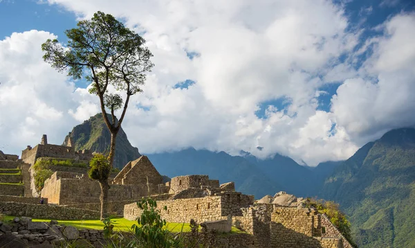 Machu Picchu terrazas vistas empinadas desde arriba hasta el valle de Urubamba abajo. Perú viaje destino, turismo famoso lugar . — Foto de Stock