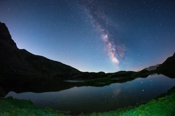 Чумацький шлях склепінням і зоряне небо відбивається на озеро на великій висоті на Альпи. "Риб'яче око" мальовничі спотворення і 180 градусів думка. — стокове фото