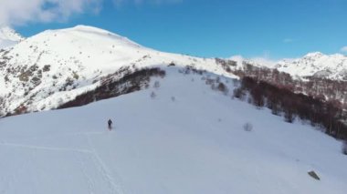 Tırmanma kar dağ, Tur kayağı backcountry Bakırlı mountaneering yalnız kapalı, doğal kar uzun yürüyüşe çıkan kimse Alpleri arka plan şapkalı. 