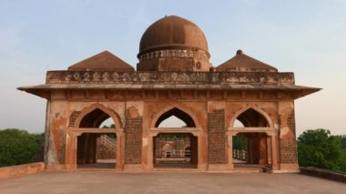 Mandu Hindistan, Afgan islam Devletleri, Camii anıt ve Müslüman mezar kalıntıları