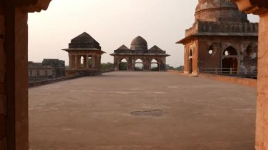Mandu Hindistan, Afgan islam Devletleri, Camii anıt ve Müslüman mezar kalıntıları
