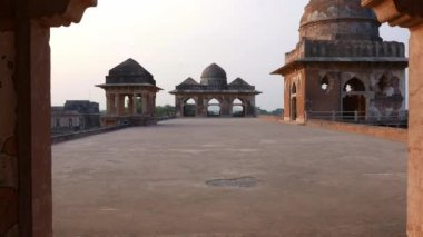 Mandu Hindistan, Afgan islam Devletleri, Camii anıt ve Müslüman mezar kalıntıları