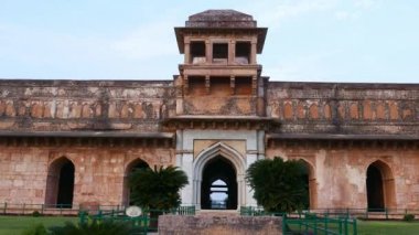Mandu Hindistan, Afgan islam Devletleri, Camii anıt ve Müslüman mezar kalıntıları