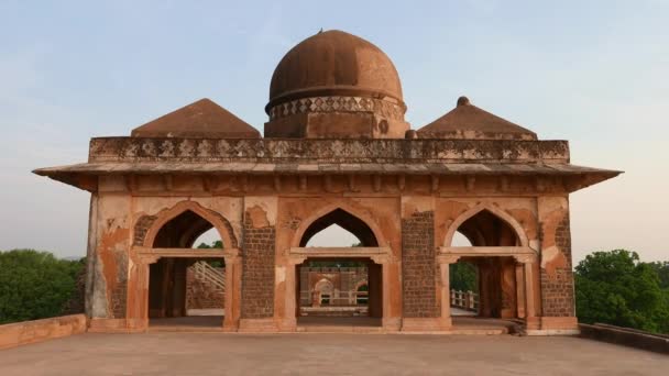 マーンドゥー インド アフガニスタンのイスラム王国 モスクの記念碑とイスラム教徒の墓遺跡します — ストック動画