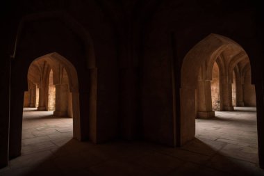 Mandu Hindistan, Afgan islam Devletleri, Sarayı iç, cami anıt ve Müslüman mezar kalıntıları. Güneş karanlık koridorda kapıdan.