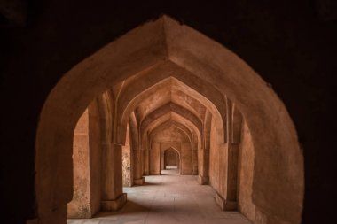 Mandu Hindistan, Afgan islam Devletleri, Sarayı iç, cami anıt ve Müslüman mezar kalıntıları. Güneş karanlık koridorda kapıdan.