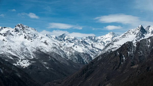 Vista panoramica delle vette d'alta montagna e delle creste innevate in alta quota sulle Alpi — Foto Stock