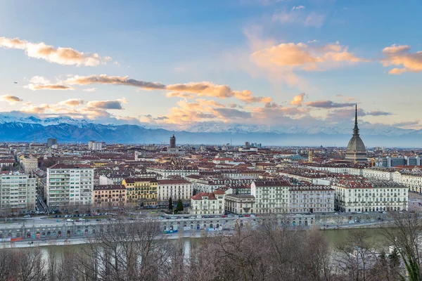 O horizonte de Turim ao entardecer, Torino, Itália, paisagem urbana panorâmica com o Mole Antonelliana sobre a cidade. Luz colorida cênica e céu dramático . — Fotografia de Stock