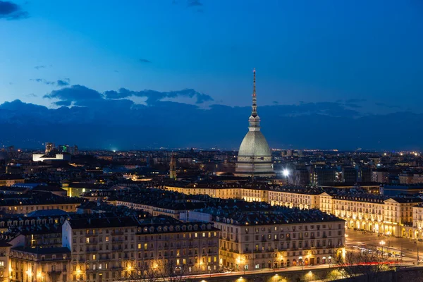 Skyline di Torino al tramonto, Torino, Italia, panorama della città con la Mole Antonelliana sulla città. Luce scenica colorata e cielo drammatico . — Foto Stock