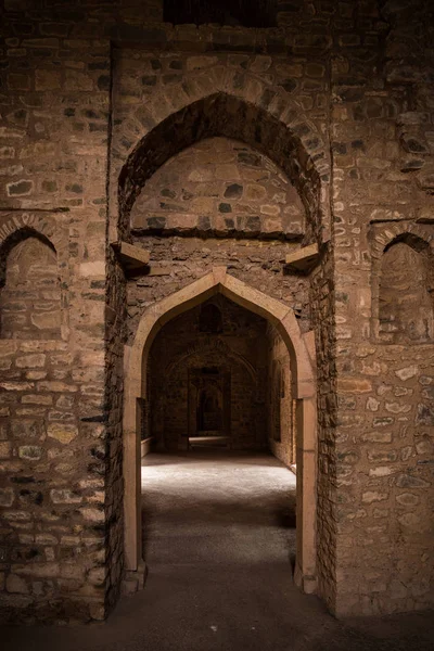 Mandu Índia, ruínas afegãs do reino islâmico, interior do palácio, monumento da mesquita e tumba muçulmana. Luz do sol da porta no corredor escuro . — Fotografia de Stock