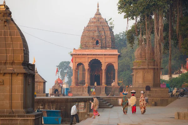 Pessoas indianas irreconhecíveis andando no templo hindu em Maheshwar, Madhya Pradesh, Índia . — Fotografia de Stock