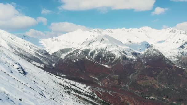 航空写真 雪登山 スキーツアー ゲレンデ Mountaneering だけで バックカントリー ハイカー風光明媚な雪を頂いたにアルプスの背景 — ストック動画