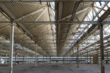 Terk edilmiş endüstriyel tesis, iç. Şımarık ve harap endüstriyel salonu detayları, finansal kriz, istihdam kaybı.