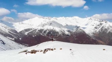 Sıkıntı fetih, başarıya ulaşmak uzun yürüyüşe çıkan kimse dağın tepesinde, Tur kayağı dağcılık kar dağ, Alpler'in panoramik görünüm 