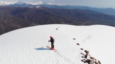 Sıkıntı fetih, başarıya ulaşmak uzun yürüyüşe çıkan kimse dağın tepesinde, Tur kayağı dağcılık kar dağ, Alpler'in panoramik görünüm 