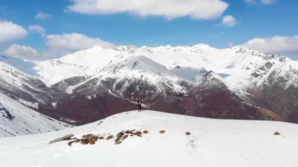 徒步旅行者在山顶 滑雪游览爬山雪山 全景在阿尔卑斯 战胜逆境 取得成功 — 图库视频影像