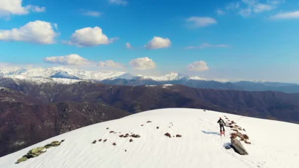 Excursionista Cima Montaña Esquí Montaña Montaña Vista Panorámica Los Alpes — Vídeos de Stock