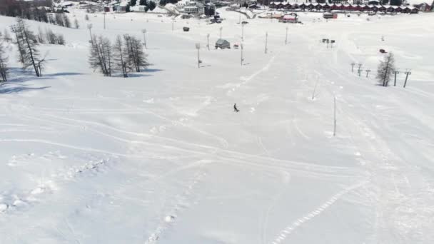 Aeronave Drone Voando Sobre Uma Pessoa Esquiando Estação Esqui Sestriere — Vídeo de Stock