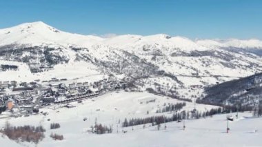 İtalyan Alpleri'nde Kayak Merkezi Sestriere havadan görünümden dron, ünlü kar kaplı