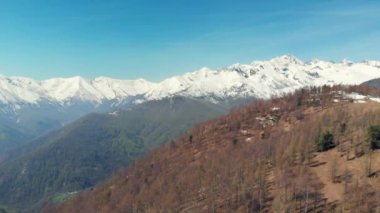 Hava: Bahar, Şapkalı kar dağ ve vadi Alplerin üzerinde hava görünümünü orman üzerinde uçan uçak mavi gökyüzü, Turin, İtalya temizleyin. 