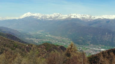 Hava: Bahar, Şapkalı kar dağ ve vadi Alplerin üzerinde hava görünümünü orman üzerinde uçan uçak mavi gökyüzü, Turin, İtalya temizleyin. 